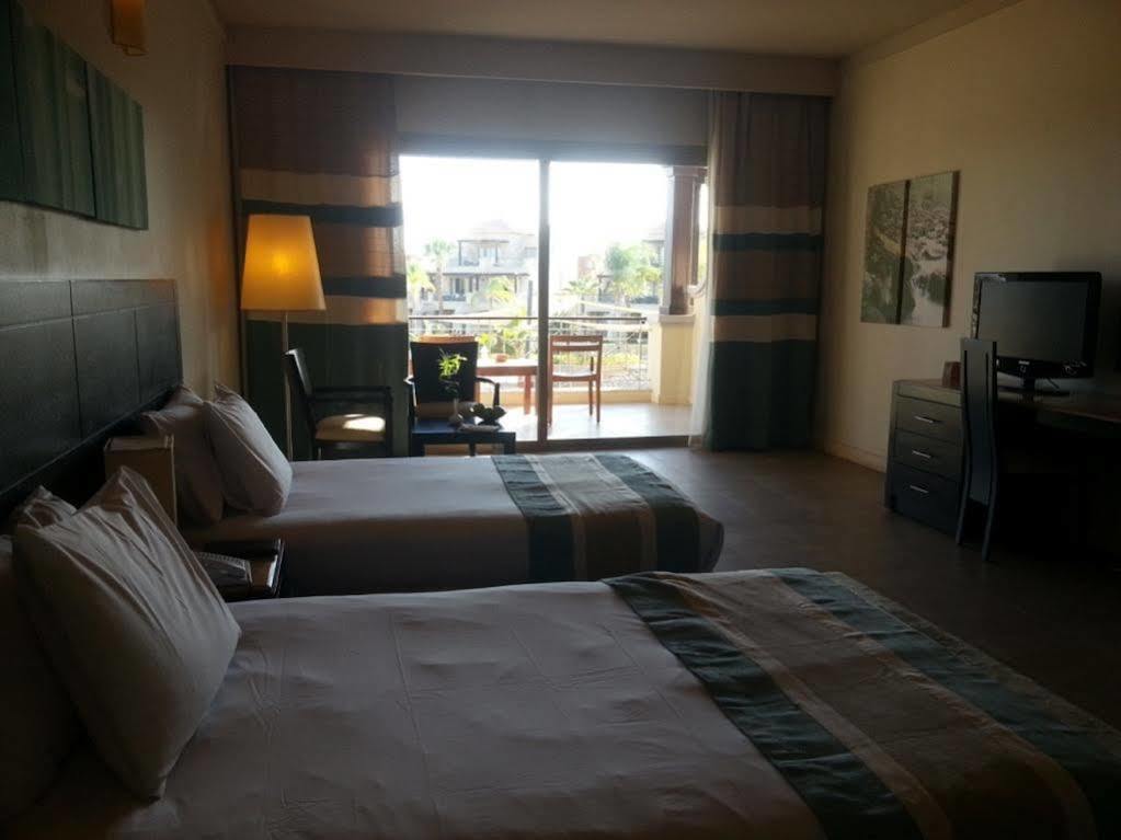 Jaz Little Venice Golf Resort Ain Sukhna Exterior foto A room at the hotel