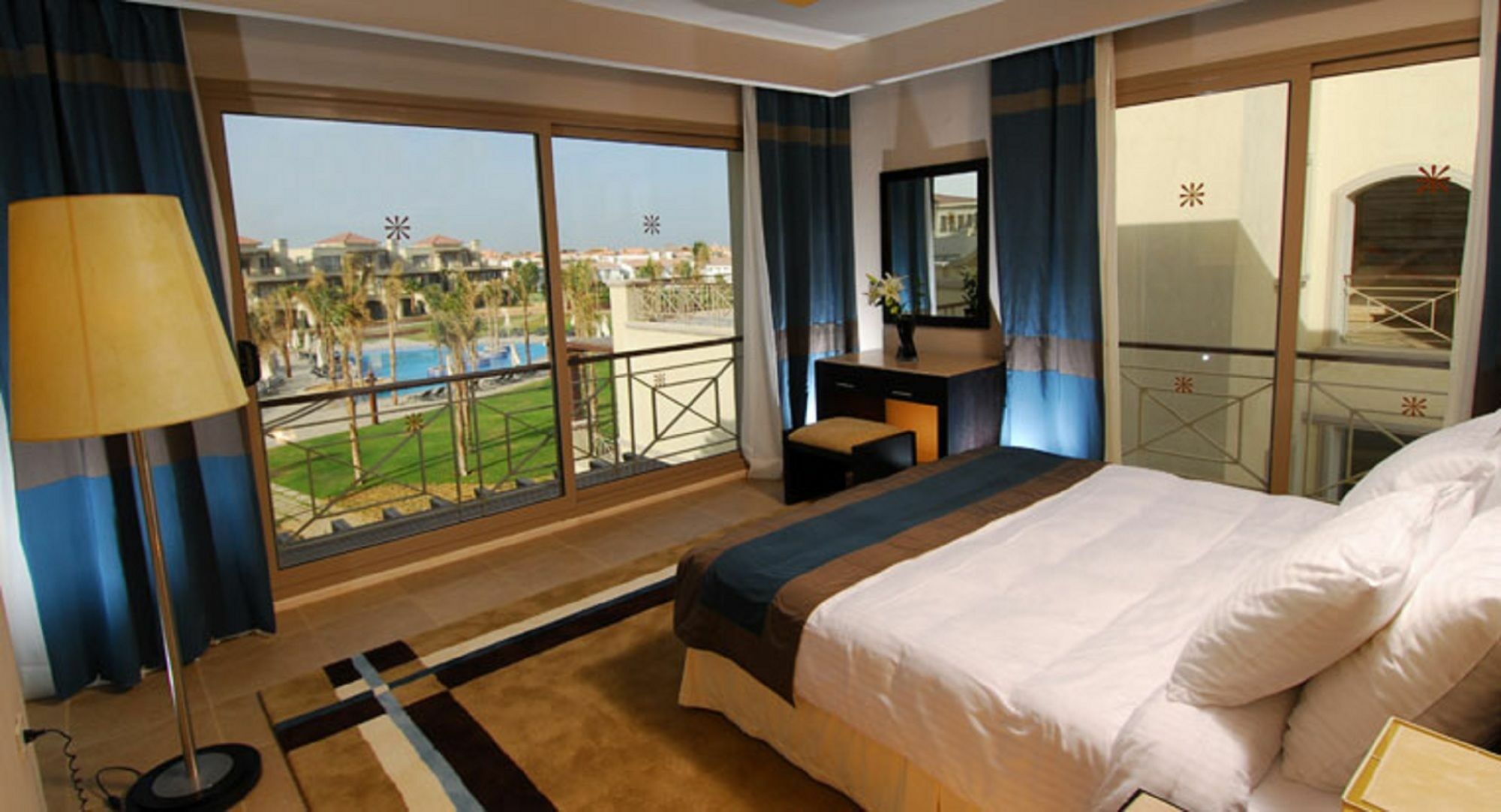 Jaz Little Venice Golf Resort Ain Sukhna Exterior foto A bedroom at the Hilton Sharm El Sheikh